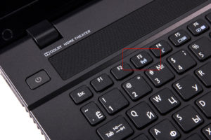 Кнопка, подключающая адаптер вайфай на Acer