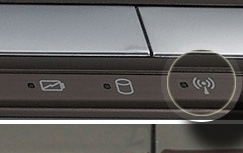 На ноутбуках есть световой индикатор со значком в виде антенны