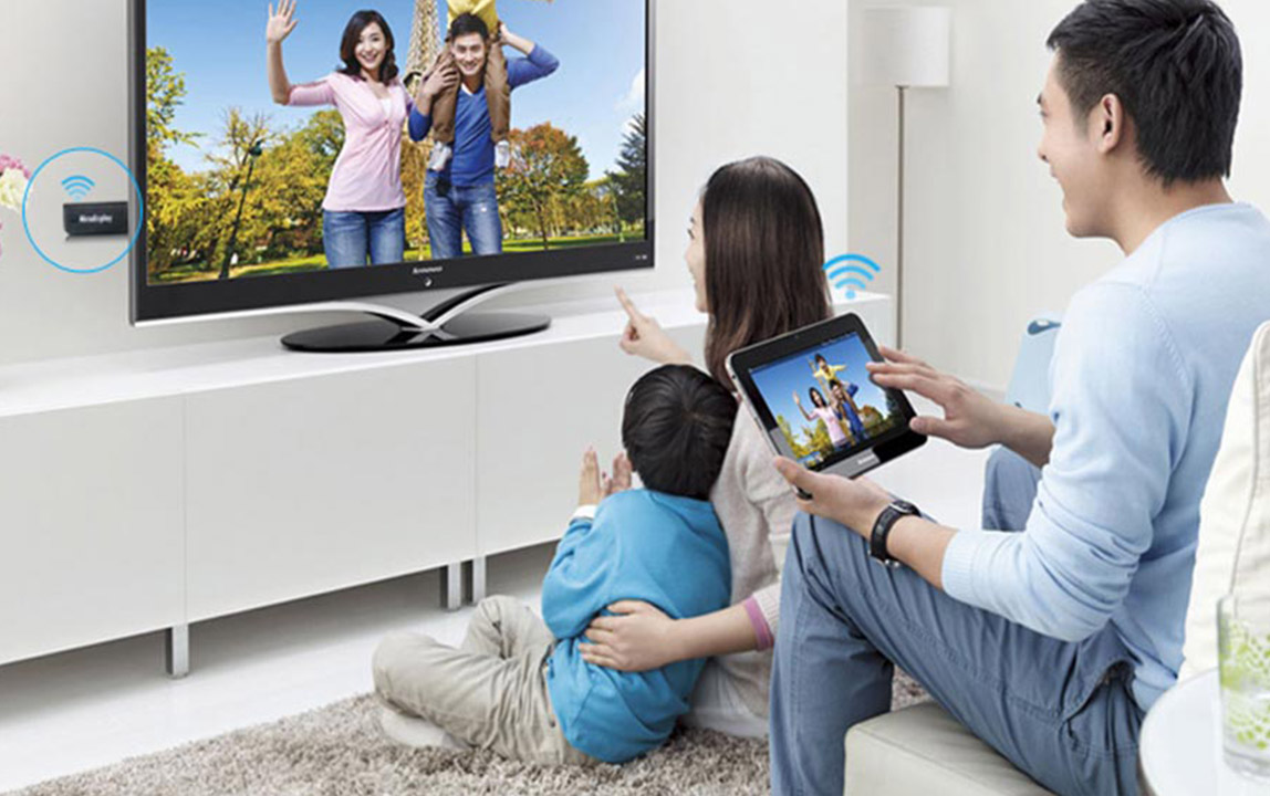 Включи хороший телевизор. Вай фай для телевизора. Семья у телевизора. Wi Fi на телевизоре. Miracast что это в телевизоре.