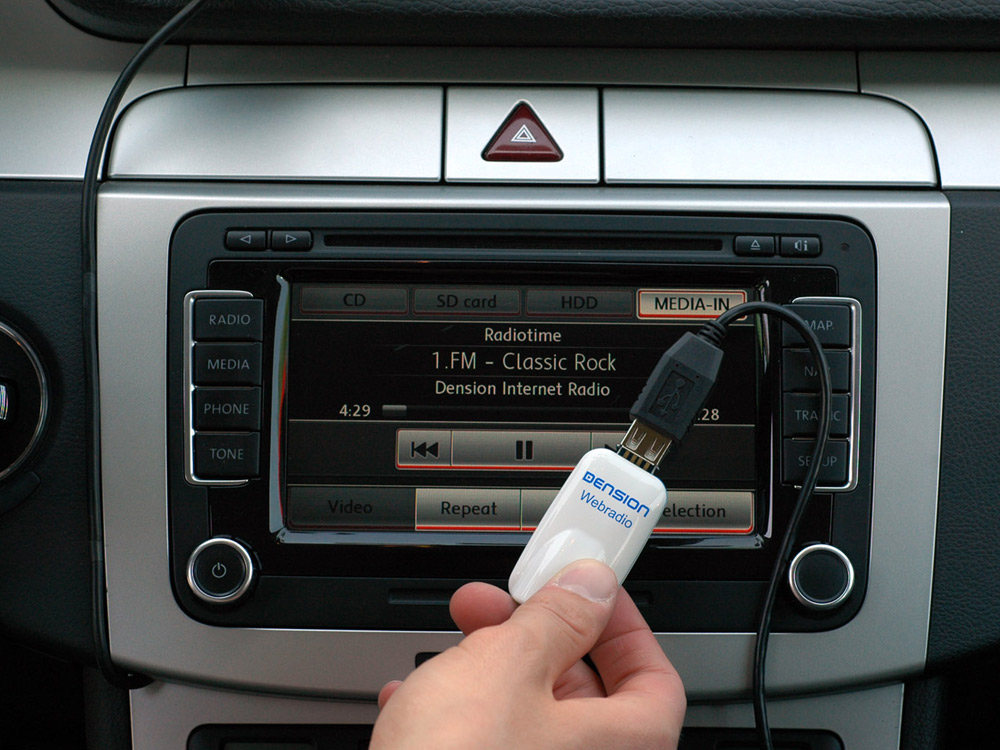 Подключение телефона к автомобилю. Блютуз через аукс. USB флешка для магнитолы. Магнитола для автомобиля. Автомагнитола в машине Bluetooth.